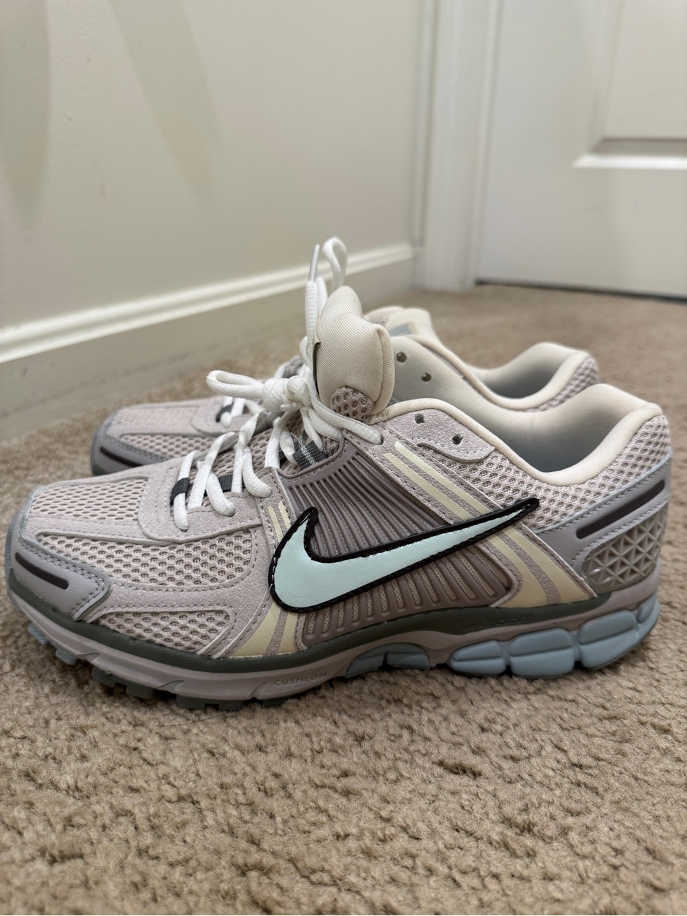 Women Nike Vomero Grey Sneakers